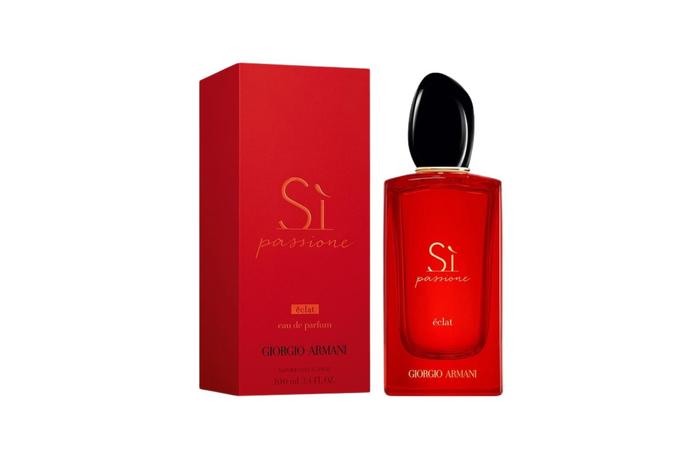**Giorgio Armani Si Passione Eclat 100ml, $285 at [The Iconic](https://iconic.prf.hn/click/camref:1101liQ3t/pubref:gt/destination:https://www.theiconic.com.au/si-passione-eclat-100ml-1682091.html|target="_blank"|rel="nofollow")**

With top notes of bright blackcurrent accord and bergamot, and base notes of white musks and vanilla in a fiery red bottle, Si by Giorgio Armani is a fragrance to say yes to come Valentine's Day.
<br><br>
**[SHOP NOW](https://iconic.prf.hn/click/camref:1101liQ3t/pubref:gt/destination:https://www.theiconic.com.au/si-passione-eclat-100ml-1682091.html|target="_blank"|rel="nofollow")**
