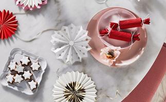6 white Christmas decorations to evoke a winter wonderland in summer